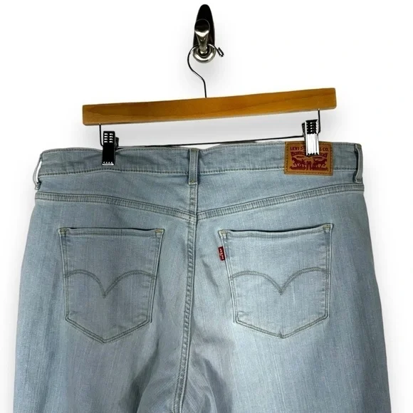 Levi's Classic Bermuda Casual Modest Shorts Jorts, Light Wash, Size 32W - Picture 9 of 10